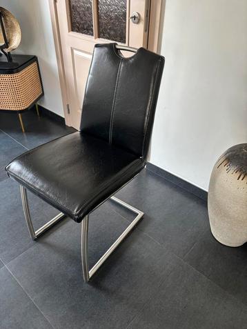 Eetkamerstoelen beschikbaar voor biedingen