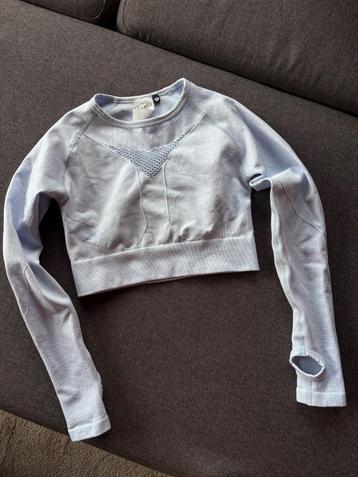 Pastelblauwe sportset beschikbaar voor biedingen