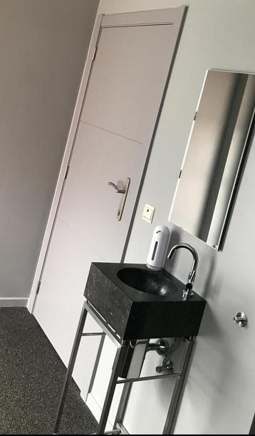 Mooi vrijstaand wasbakje voor in een hal of toilet beschikbaar voor biedingen