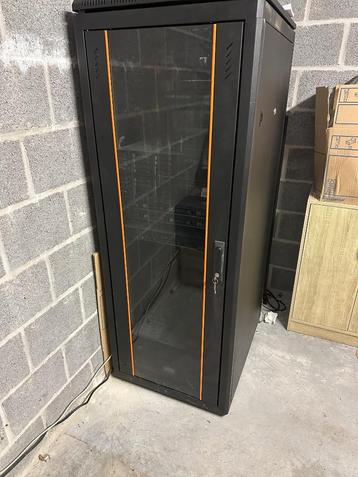 Rack informatique + Serveurs beschikbaar voor biedingen