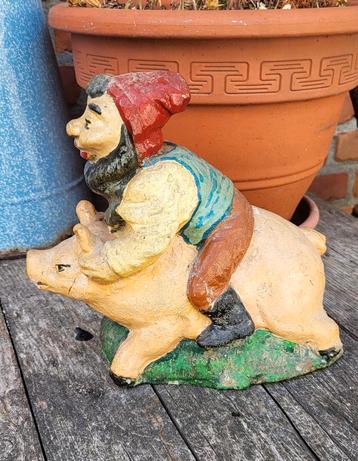 Slachter op Varken oud zwaar beeld  beschikbaar voor biedingen