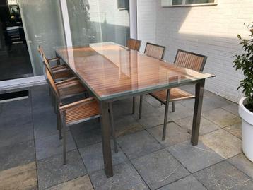 Tuintafel met stoelen beschikbaar voor biedingen