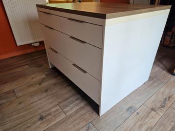 Mooi wit keuken eiland met schuiven, 2 krukken en eiken blad beschikbaar voor biedingen