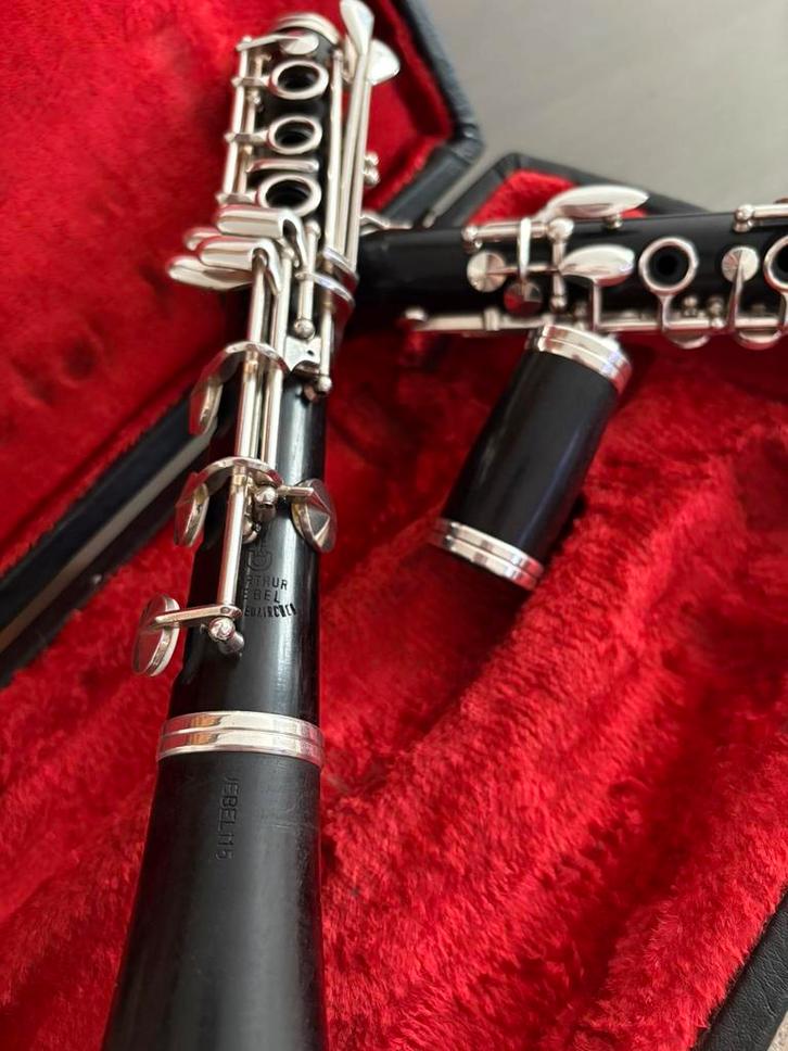 Klarinet F. Arthur Uebel 811, Muziek en Instrumenten, Blaasinstrumenten | Klarinetten, Zo goed als nieuw, Bes-klarinet, Hout, Met koffer