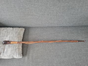 Handgesneden houten wandelstok met decoratieve details beschikbaar voor biedingen