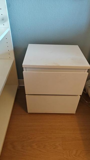 Wit nachtkastje 2 lades beschikbaar voor biedingen