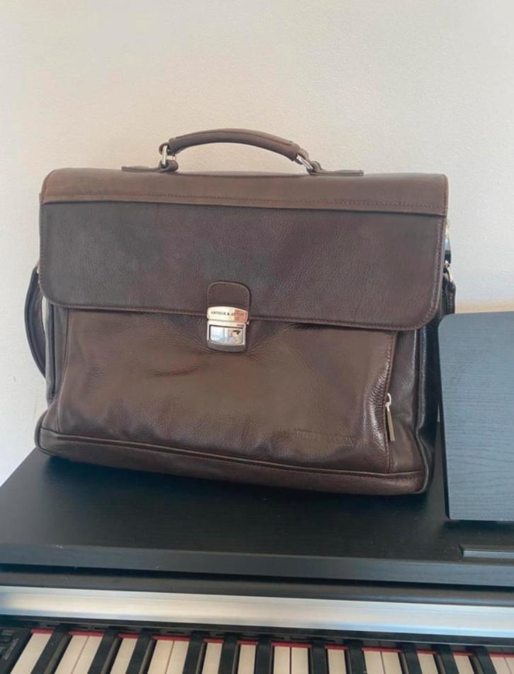 Arthur & Aston hoesje, Handtassen en Accessoires, Tassen | Schooltassen, Zo goed als nieuw, Leer, Ophalen