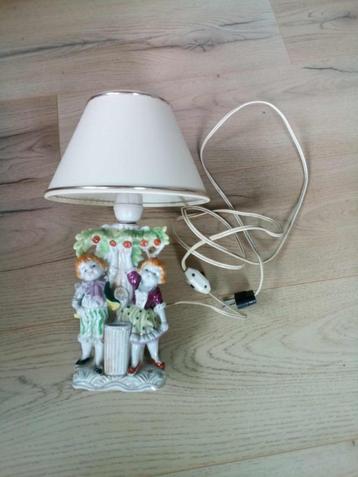 Oude vintage lamp beschikbaar voor biedingen
