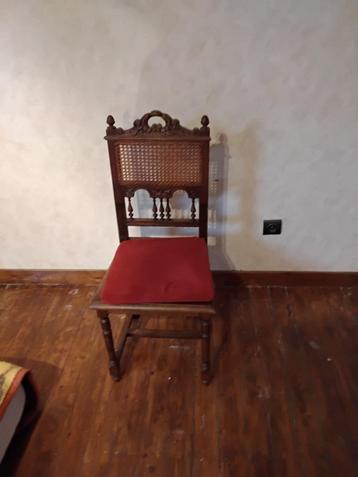 6 houten eetkamerstoelen beschikbaar voor biedingen