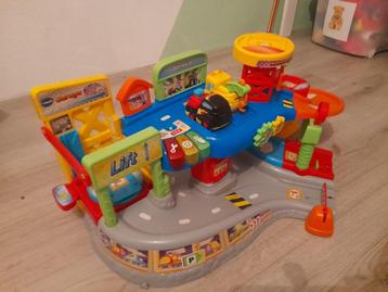Vtech autogarage, twee wagentjes en extra sporen beschikbaar voor biedingen