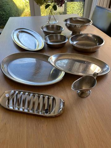 schalen en kommen + gratis toastrekje bij aankoop set beschikbaar voor biedingen