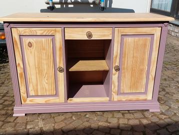 Zeer mooi massief grenen dressoir beschikbaar voor biedingen