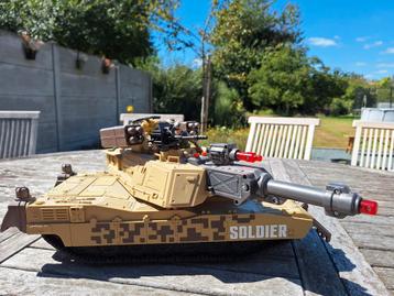 Tank met actie figuren  beschikbaar voor biedingen