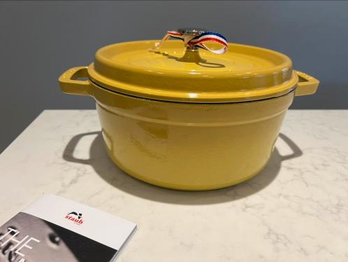 NIEUW: Staub La Cocotte rond 24 cm kleur Citron, Huis en Inrichting, Keuken | Potten en Pannen, Ophalen of Verzenden