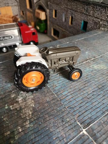Ford 6600 Britains tractor met nivelleerblad. beschikbaar voor biedingen