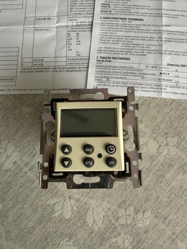Niko dubbele digitale timer, Doe-het-zelf en Bouw, Elektriciteit en Kabels, Zo goed als nieuw, Schakelaar, Ophalen