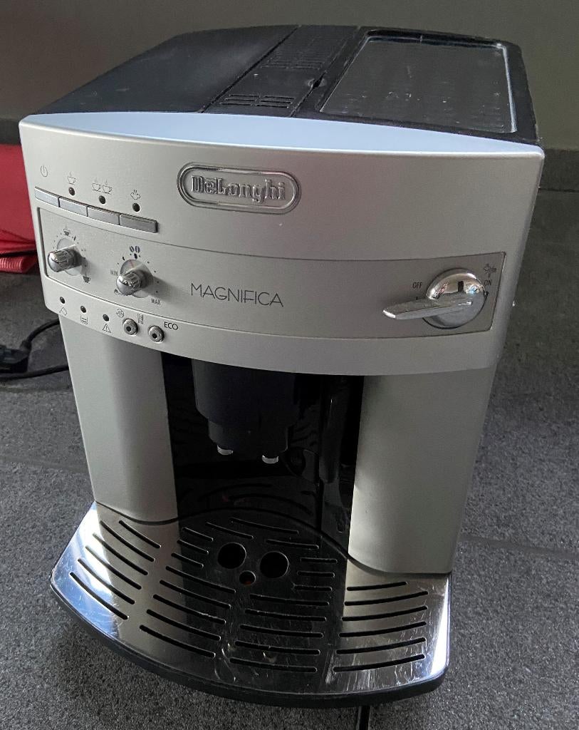DeLonghi Magnifica ESAM3200.S, Electroménager, Cafetières, Utilisé, Café en grains, Cafetière, 10 tasses ou plus, Réservoir d'eau amovible