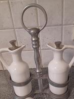 Wit olie en azijn flesje in metalen staander., Ophalen of Verzenden