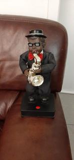 Muzikant met saxofoon speelt en danst, Ophalen of Verzenden, Zo goed als nieuw
