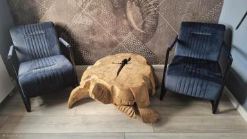 Unieke houten schildpadtafel beschikbaar voor biedingen