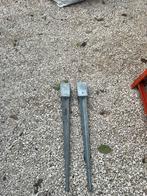 2 grondpinnen opening 9x9 cm, Ophalen, Zo goed als nieuw