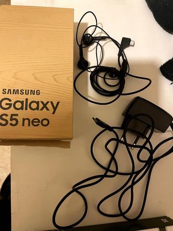 chargeur et oreillettes Galaxy S5 Néo (+boîte vide!)