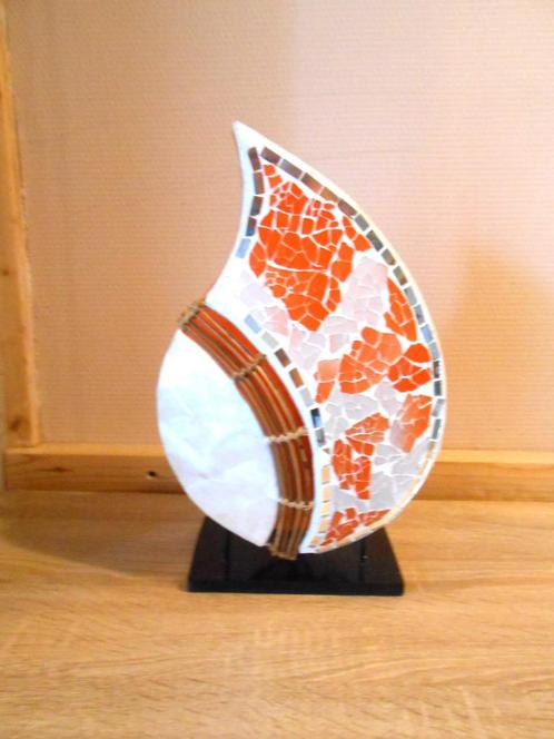 decoratieve tafellamp met witte en oranje mozaïeken, Huis en Inrichting, Lampen | Tafellampen, Zo goed als nieuw, Minder dan 50 cm