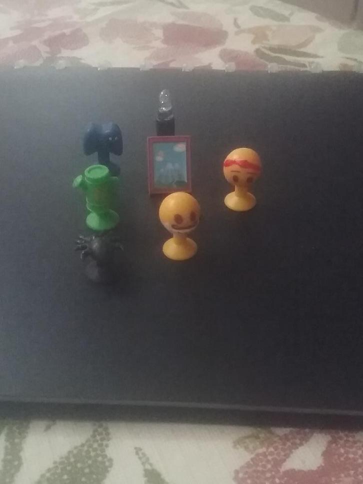 7 emoji aldi 2025 met doosje in goede staat, Verzamelen, Poppetjes en Figuurtjes, Nieuw, Verzenden