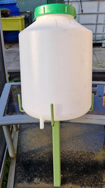 watertank met drinkcups beschikbaar voor biedingen