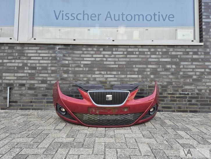 Seat Ibiza 6j 2008 - 2013 voorbumper rood met dichte grille, Auto-onderdelen, Carrosserie, Bumper, Seat, Voor, Gebruikt, Ophalen of Verzenden