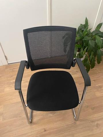 Comfortabele kantoor-/vergaderstoel met armleuningen beschikbaar voor biedingen