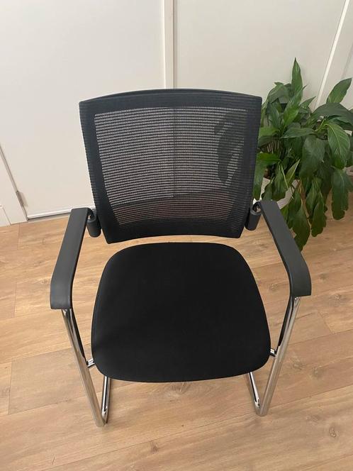 Comfortabele kantoor-/vergaderstoel met armleuningen, Huis en Inrichting, Stoelen, Zo goed als nieuw, Zwart, Ophalen
