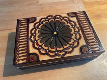 Coffret en bois sculpté beschikbaar voor biedingen