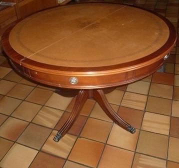 Mooie ronde tafel beschikbaar voor biedingen