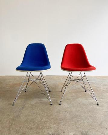 2 chaises Vitra et Miller Eames DSR en fibre de verre bleu e