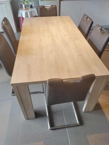 Eetkamer beschikbaar voor biedingen