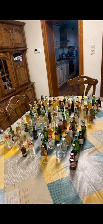 Set van +-110 volledige minionette, nooit geopend beschikbaar voor biedingen