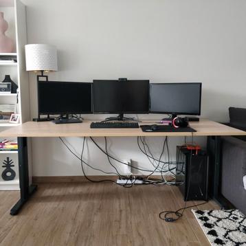 Bureau 200x100 in hoogte verstelbaar.  beschikbaar voor biedingen