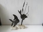 Koppel metalen sculpturen vis op natuursteen sokkel, Ophalen of Verzenden