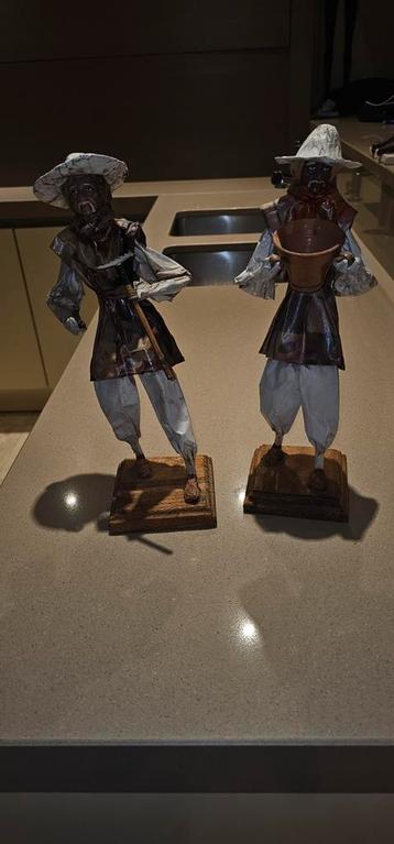 2 figurines