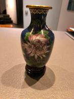 Cloisonné vaas, chinese stijl, op houten sokkeltje, Antiek en Kunst, Antiek | Vazen, Ophalen of Verzenden