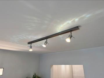 Rail met 3 spots beschikbaar voor biedingen