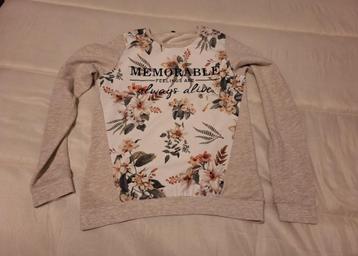 Trui met bloemen  beschikbaar voor biedingen