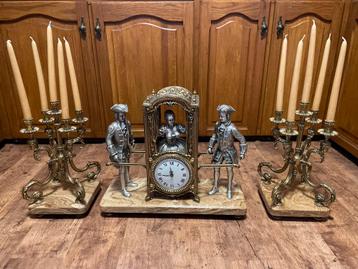 Schouwklok met kandelaars beschikbaar voor biedingen