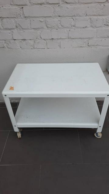 Wit ijzeren salontafel op wielen beschikbaar voor biedingen