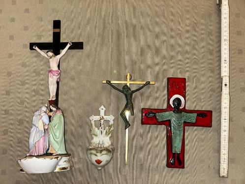 3 kruisbeelden en 1 wijwatervaatje, Verzamelen, Religie, Ophalen