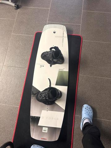 Wakeboard Liquid Force Apex 133 + fixations– excellent état beschikbaar voor biedingen