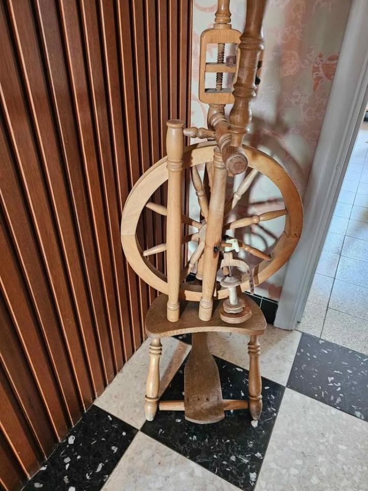 Rouet ancien en bois – bel objet décoratif, Antiek en Kunst, Curiosa en Brocante, Ophalen