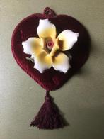 Vintage porseleine bloem op fluweel, Ophalen of Verzenden