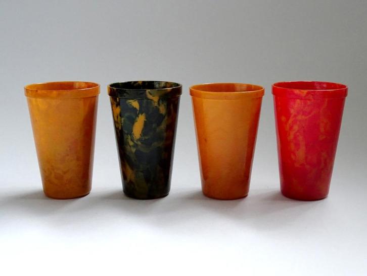 4 Prachtige gekleurde Bakeliet/Catalin bekertjes, Antiek en Kunst, Curiosa en Brocante, Verzenden